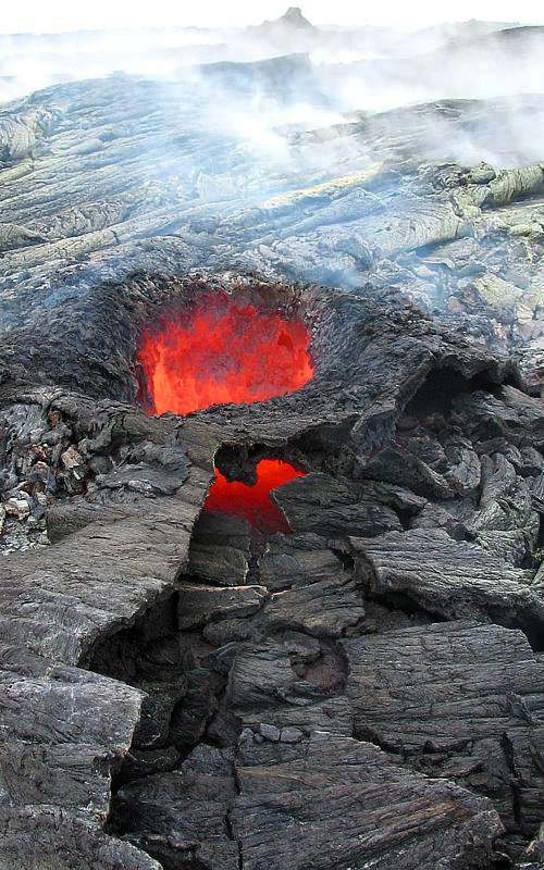 Nham thạch chảy ra từ những đợt phun trào của núi lửa Kilauea.